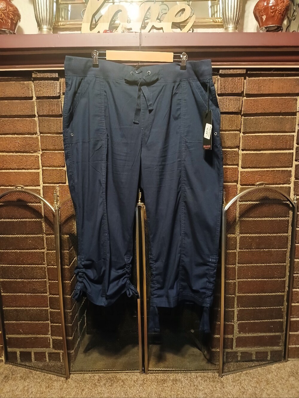 Deja Bleu Womens Navy Blue Capri Pants Size 3x. NWOT.